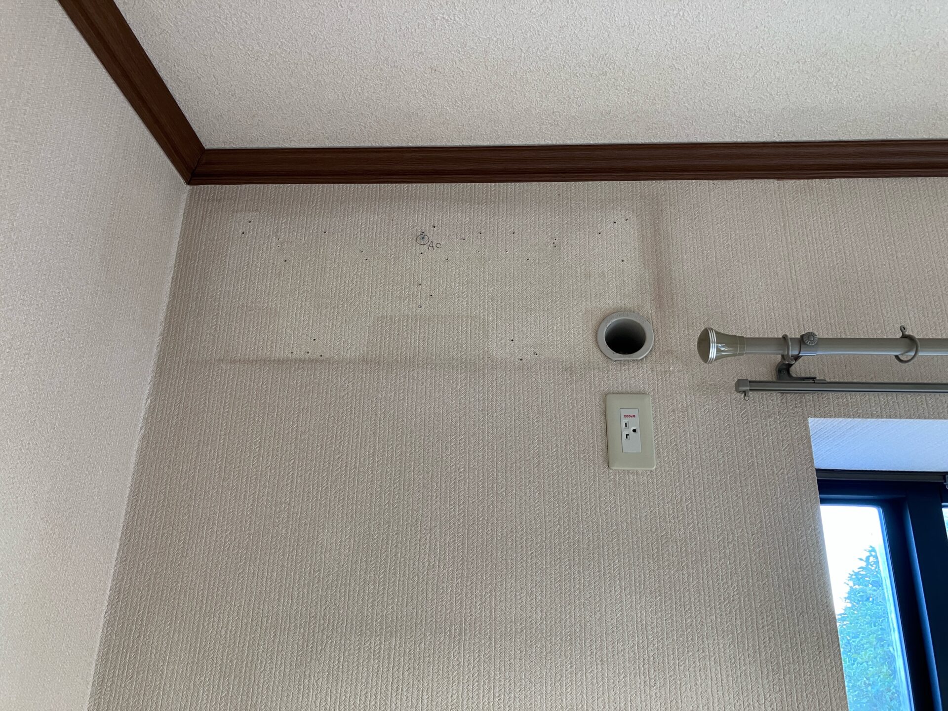 LDKの壁天井クロス交換にあわせエアコンを一時撤去