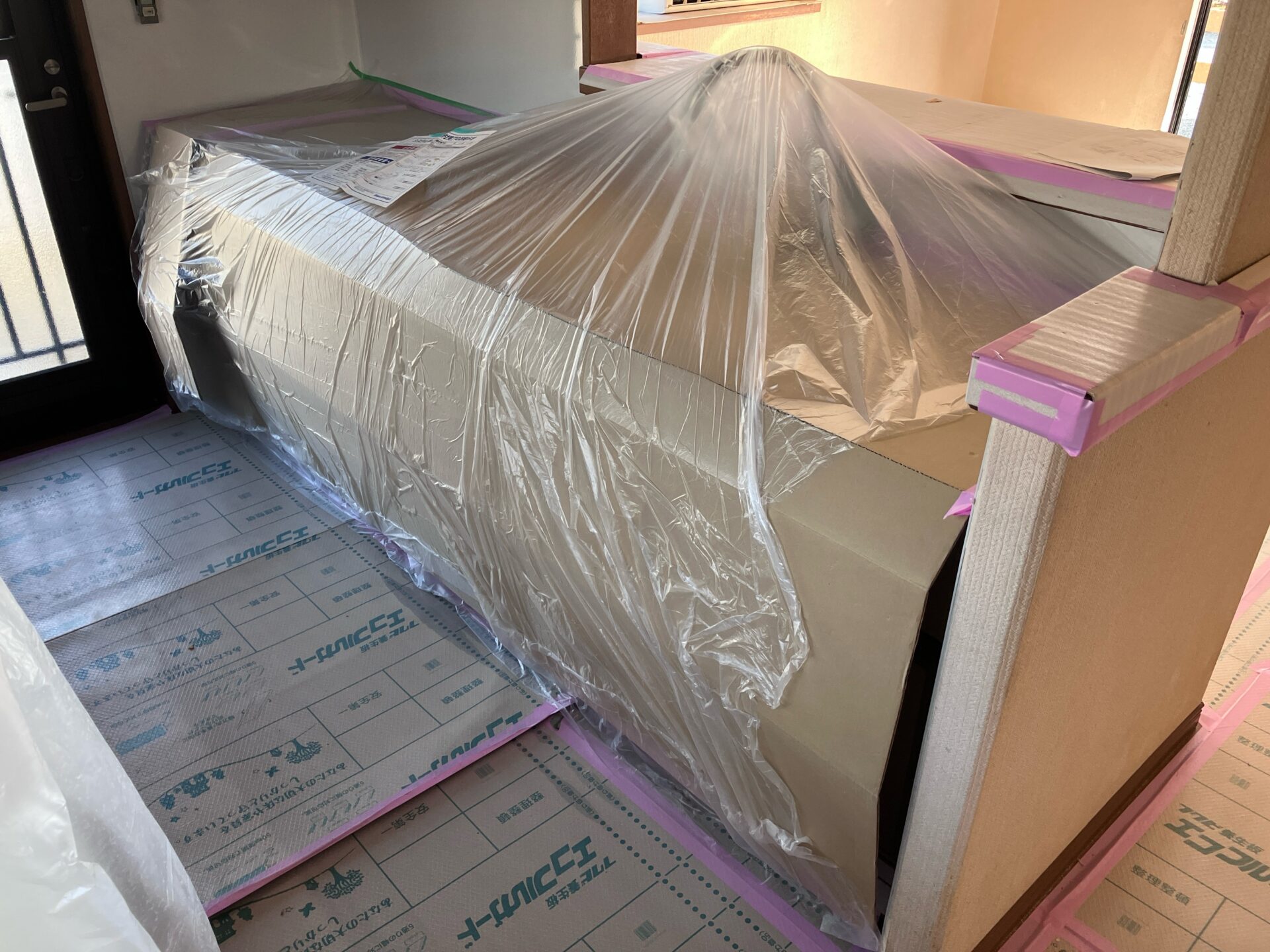 新品のキッチンを設置している様子