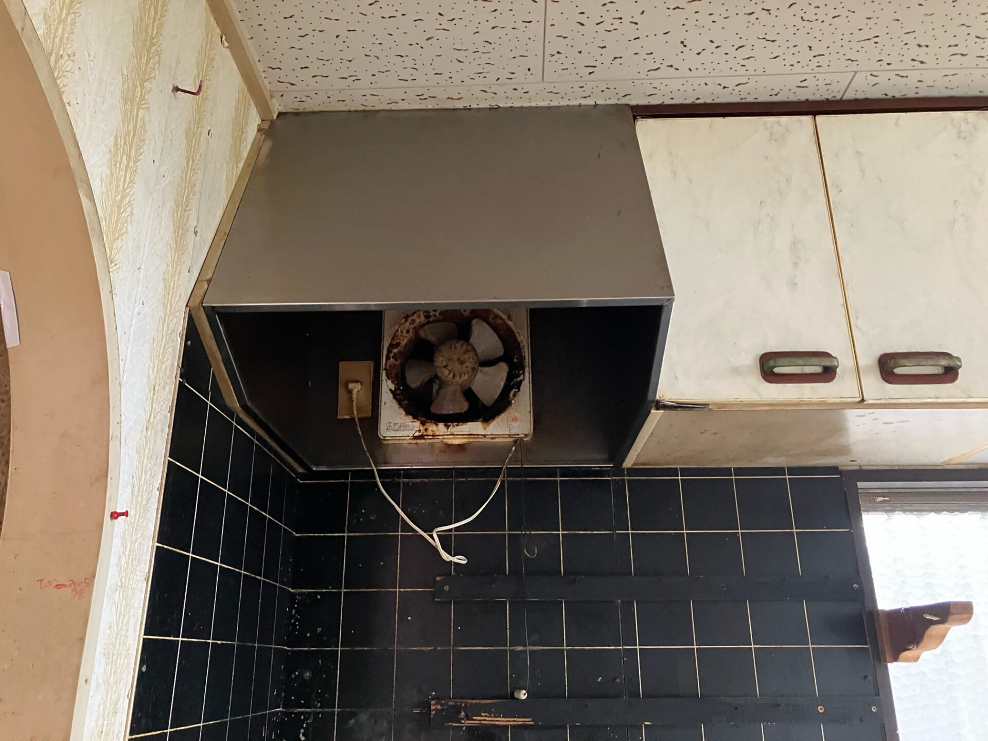 交換前のレンジフード