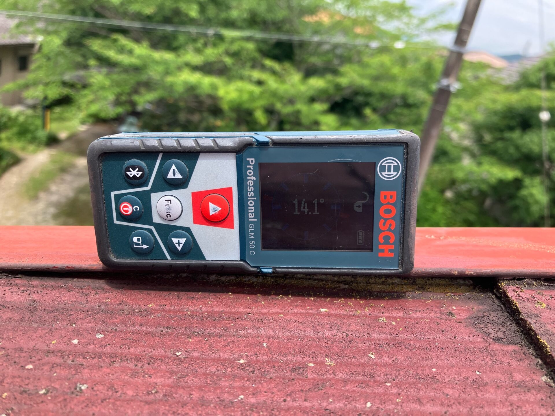 屋根の状態を確認