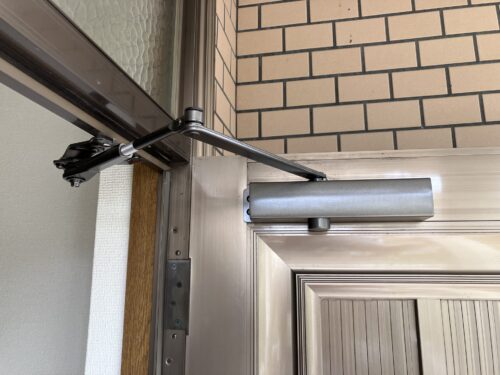 【ドアクローザーがはずれた】玄関ドアクローザー取替