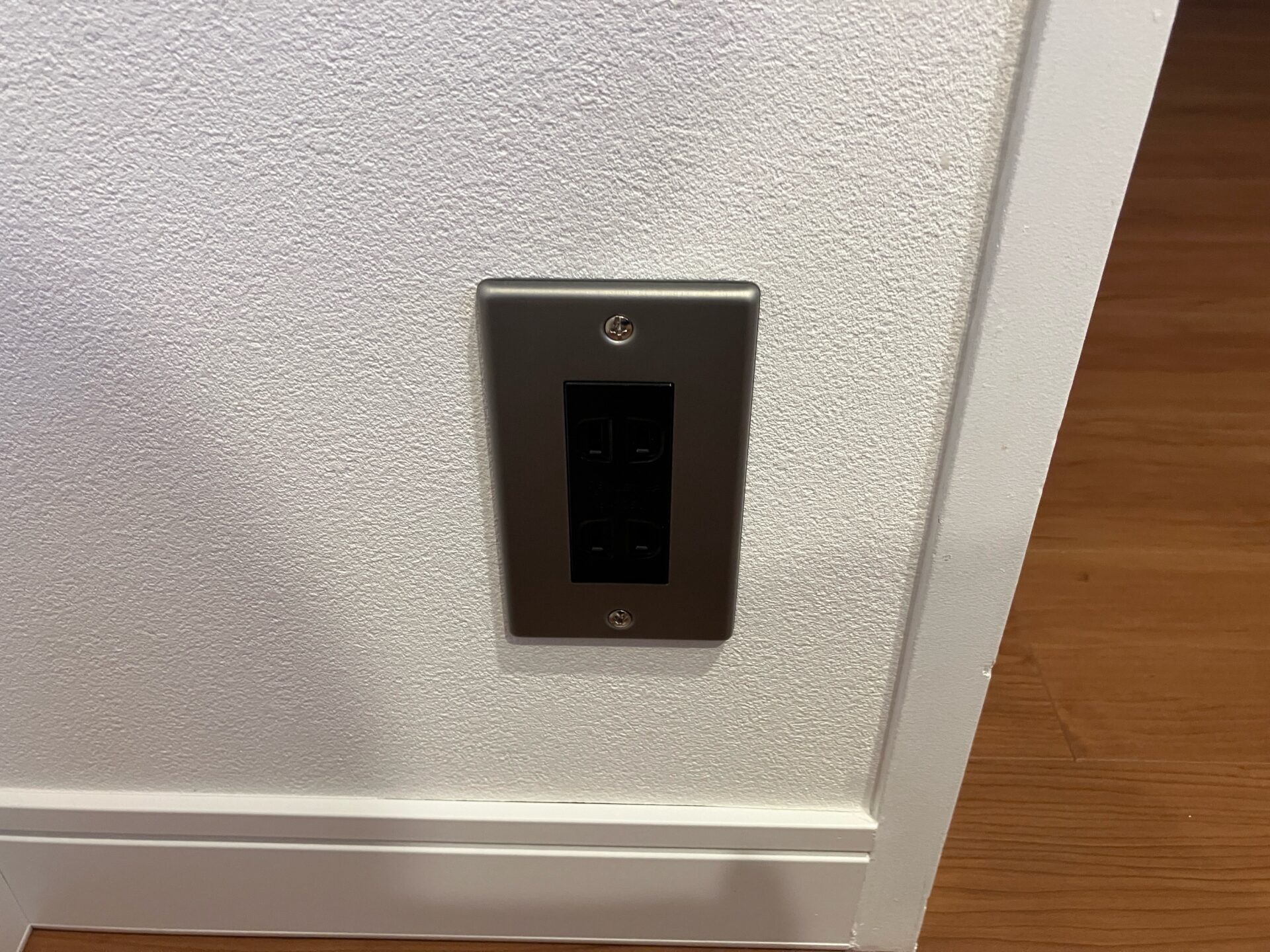 空間のアクセントにもなるコンセント周り