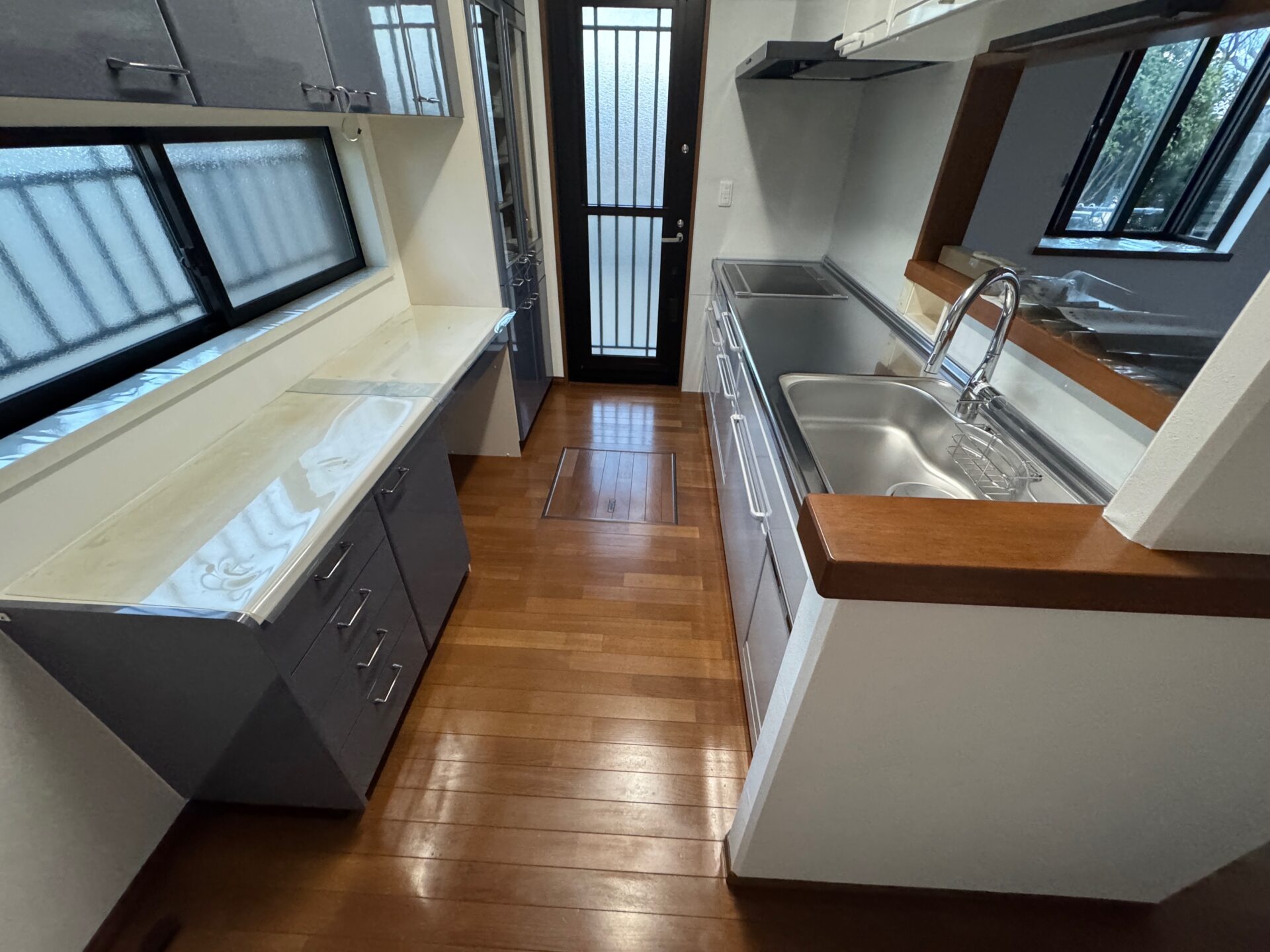 背面のカップボードと合わせて既存のインテリアにマッチするキッチンに