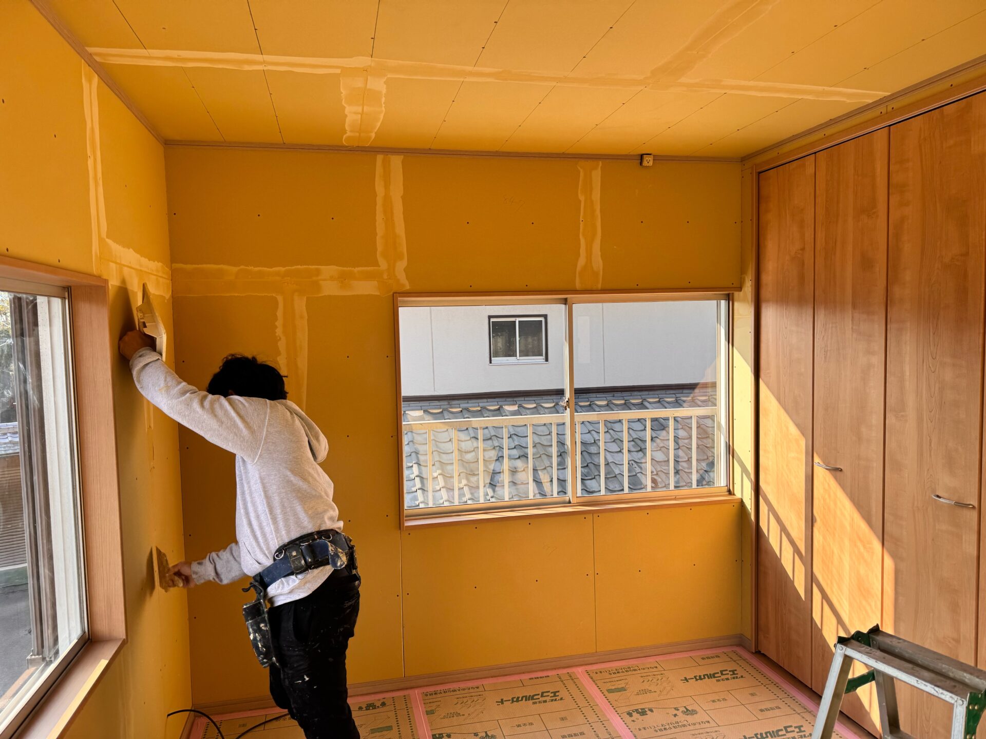 内装のパテ処理