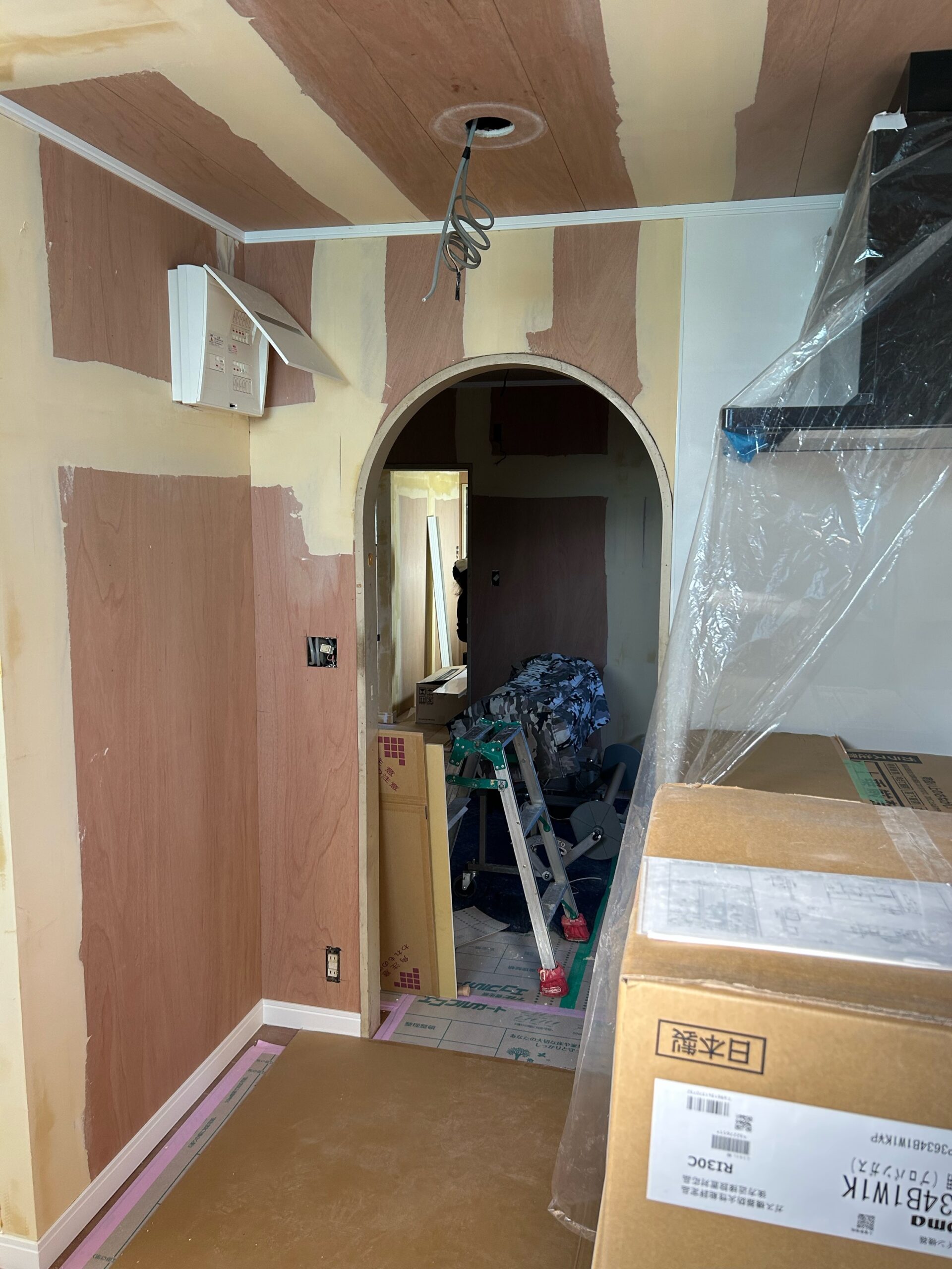 R壁のあるキッチン