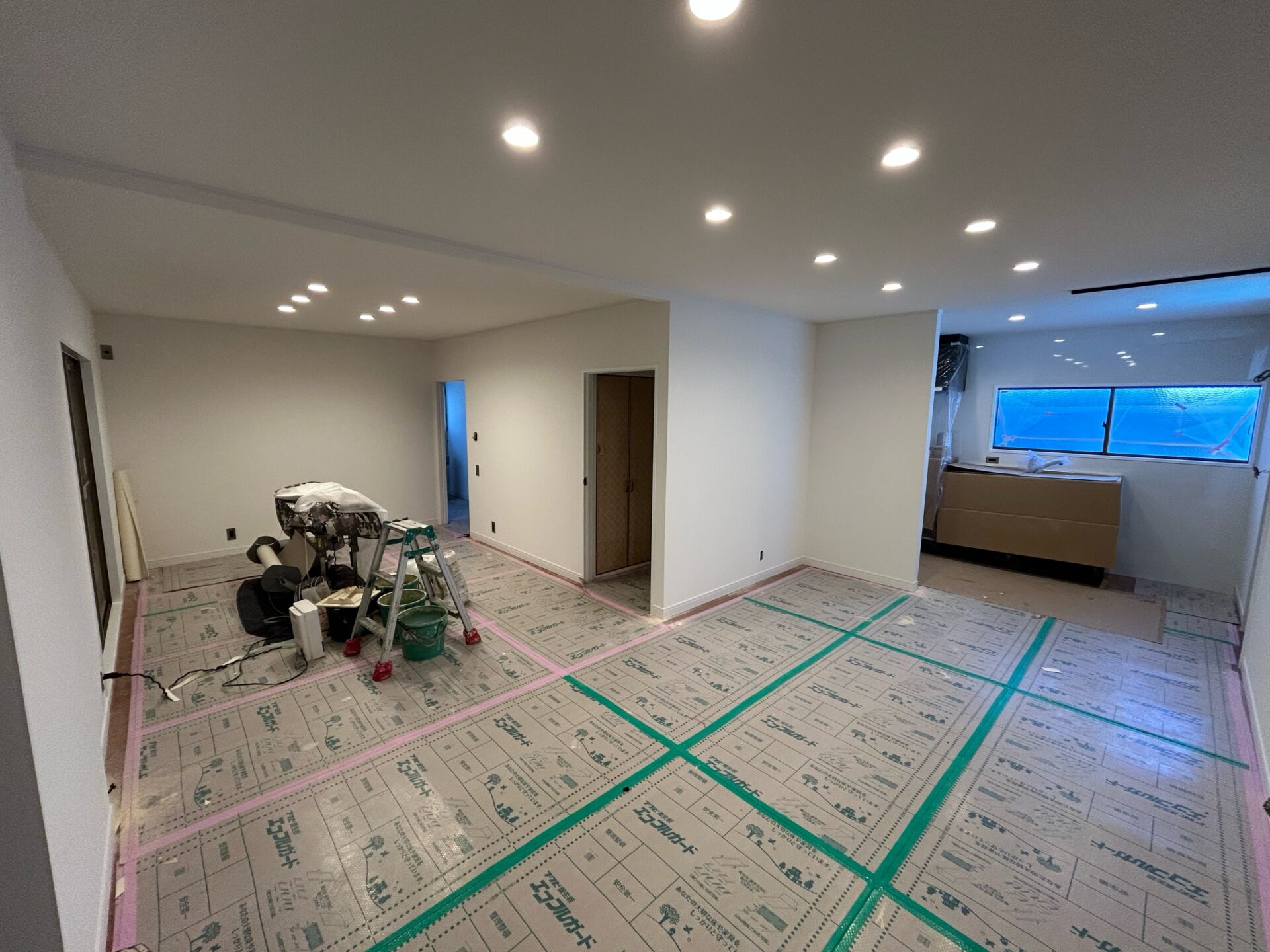 リビングのクロス・ダウンライト施工