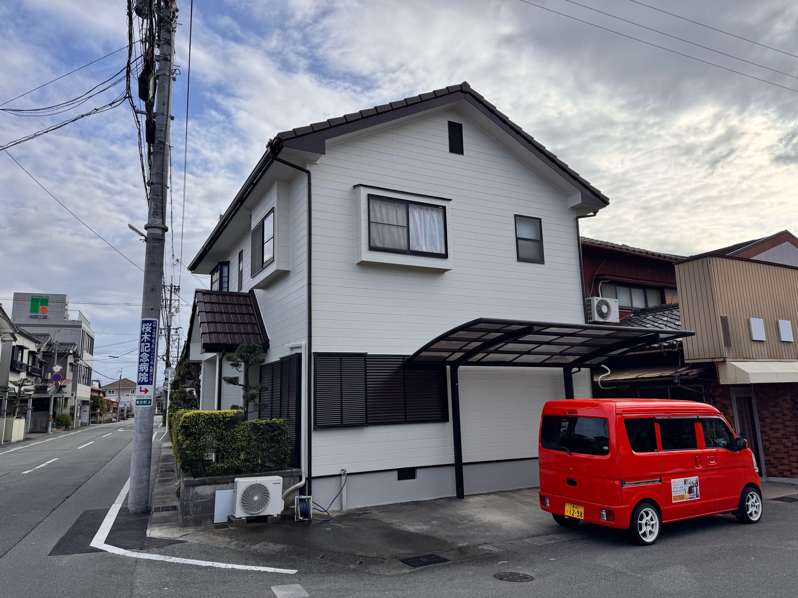 完工後のお住まい正面。白を基調とした清潔感のある外壁と、引き締まった屋根色のコントラストが美しく映えます。