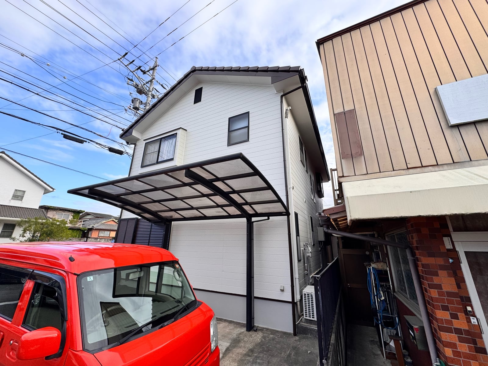 リフォーム後の住まい全景。屋根・外壁が一新され、街並みの中でも明るさと清潔感が際立つ仕上がりに。