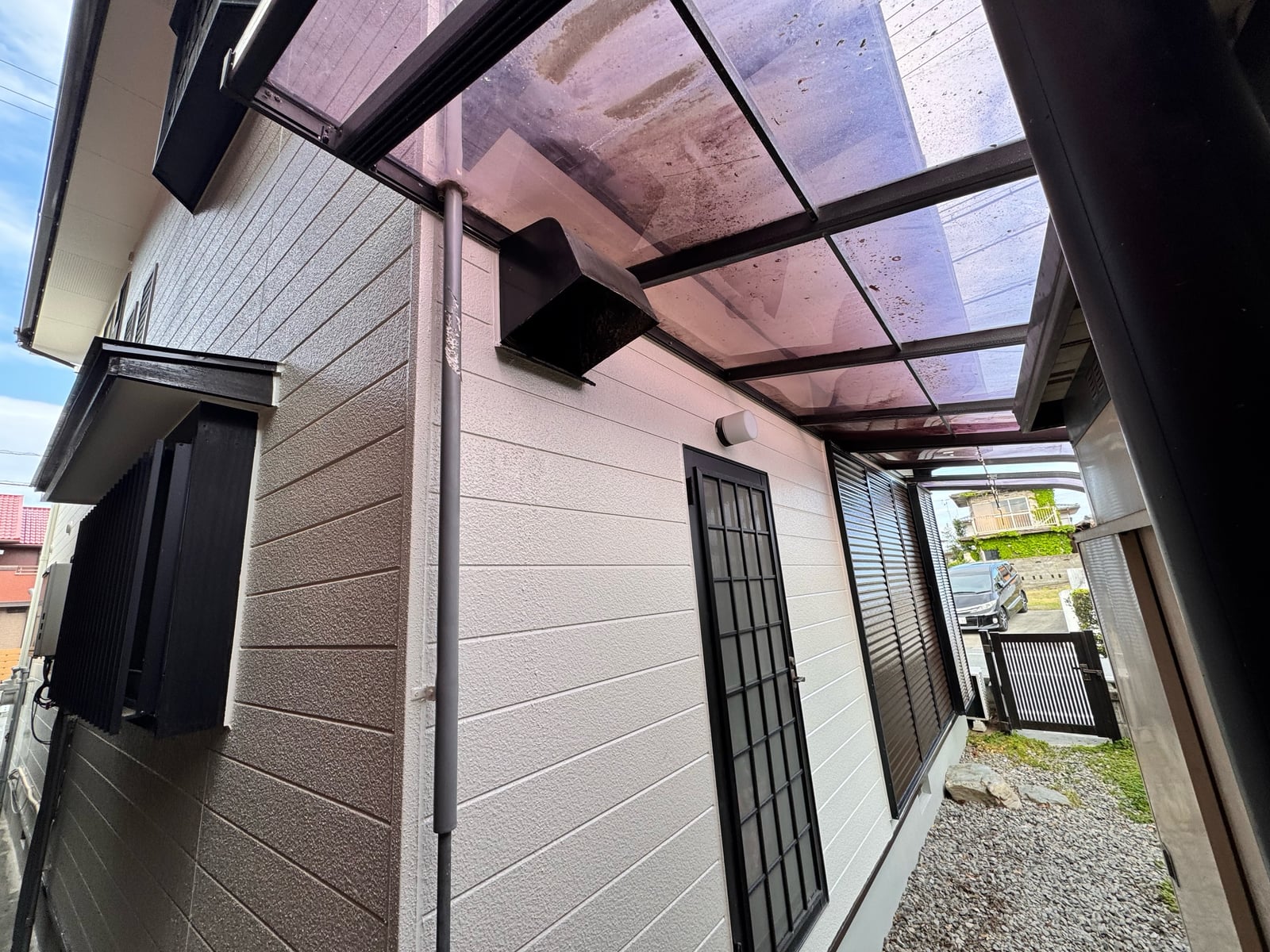 別アングルからの完工後。塗り替えにより新築のような爽やかさが甦り、付帯部もキリッと引き締まりました。