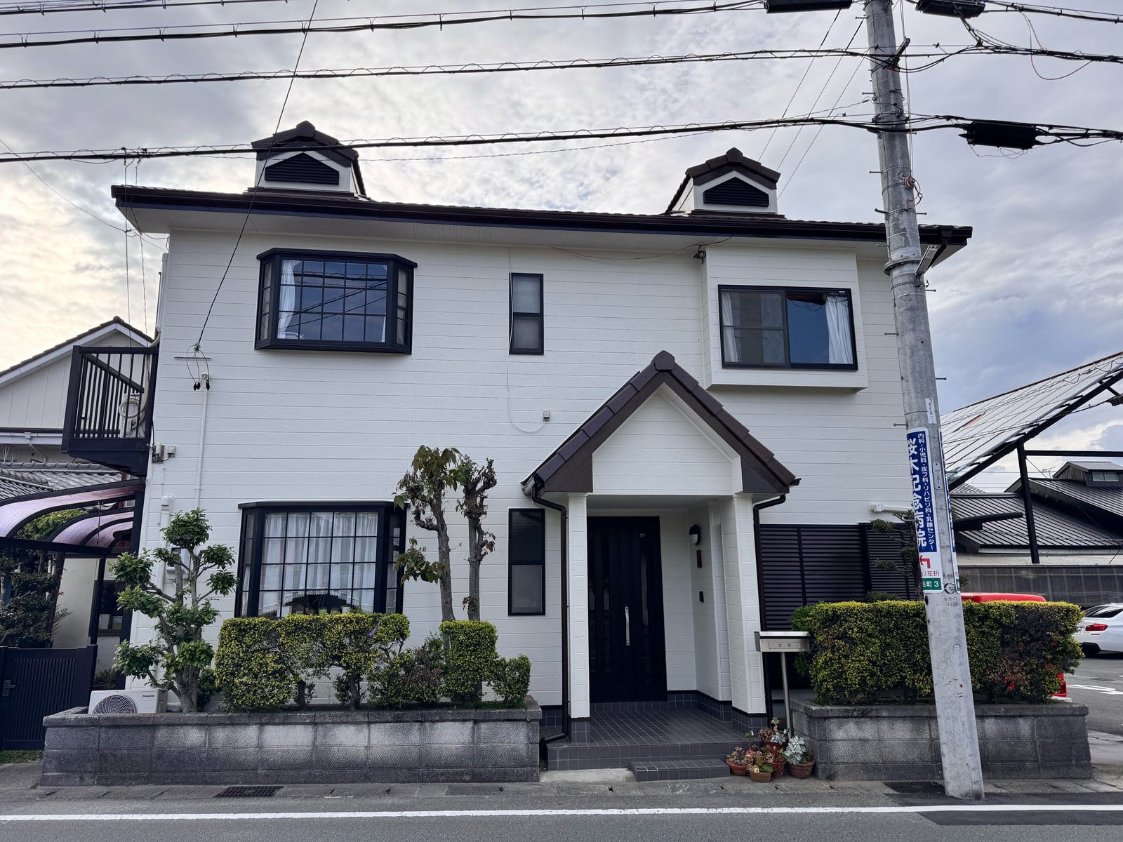 建物側面からの様子。雨樋や水切りなど付帯部もしっかり塗装し直し、長く美しさを保てる仕上がりに。