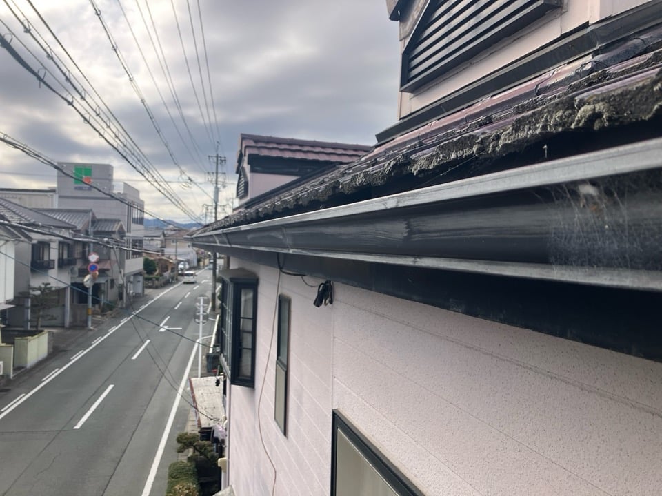 経年で汚れが蓄積した雨樋まわり。コケや砂埃が付着し、雨水の流れにも影響が出やすい状態でした。