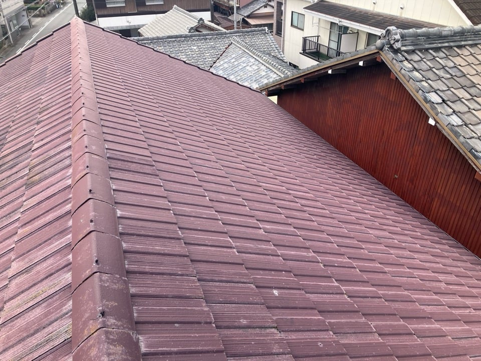 雨戸・戸袋の経年劣化。表面の塗膜が薄くなり、サビが浮き始めている箇所もありました。