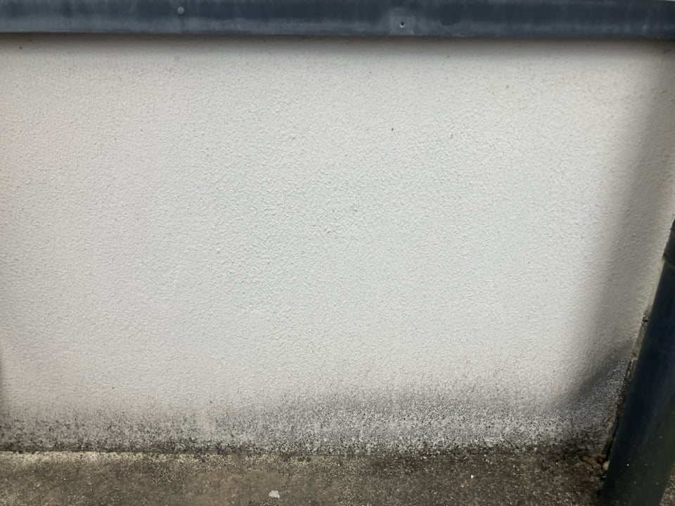 基礎部分。経年汚れに加え、塗膜の白化が進行しており、防水性の確保もあわせて検討します。