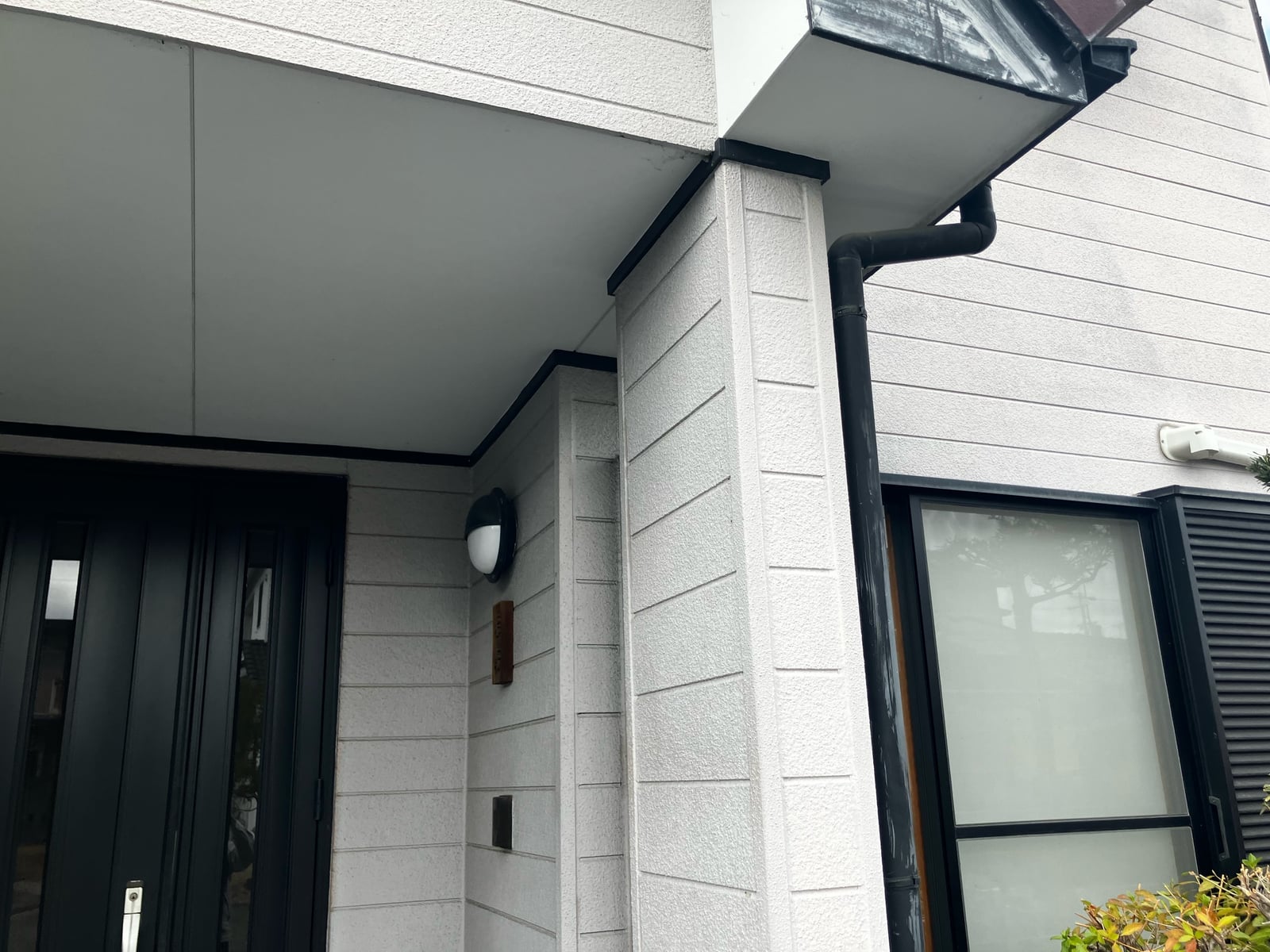 サッシまわりや付帯部の状態。コーキングの打ち替え・付帯部の塗装も含めて全面的にメンテナンスを行います。