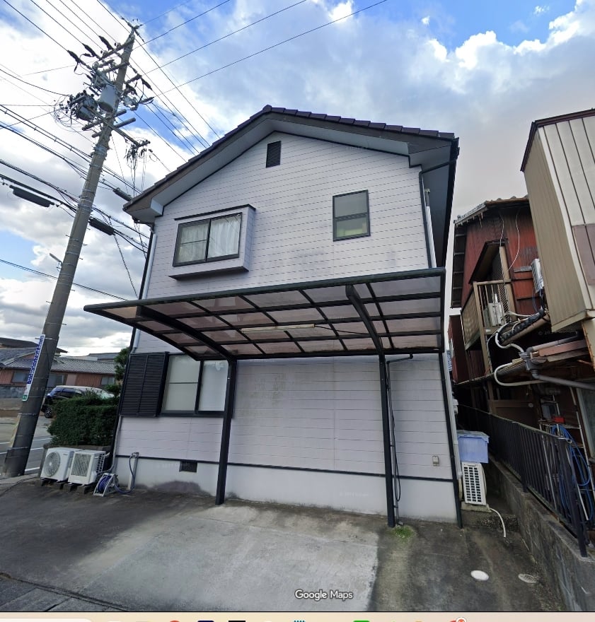 リフォーム前のお住まい。築30年が経ち、外壁・屋根まわりの汚れや色あせが気になり始めていました。