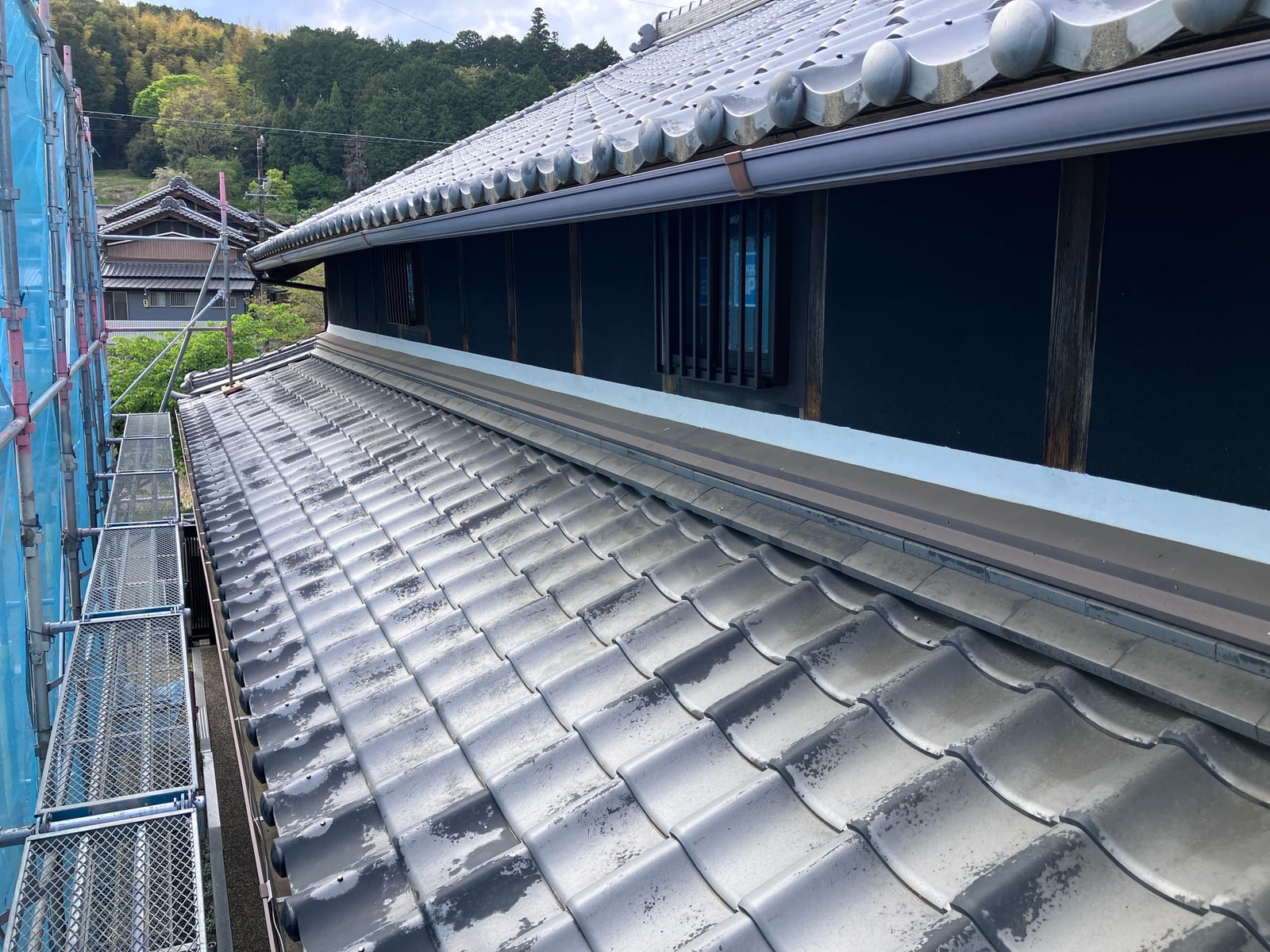 2階屋根裏側のサッシ新設。足場を設置し、外壁の一部を解体して最小限の開口で施工