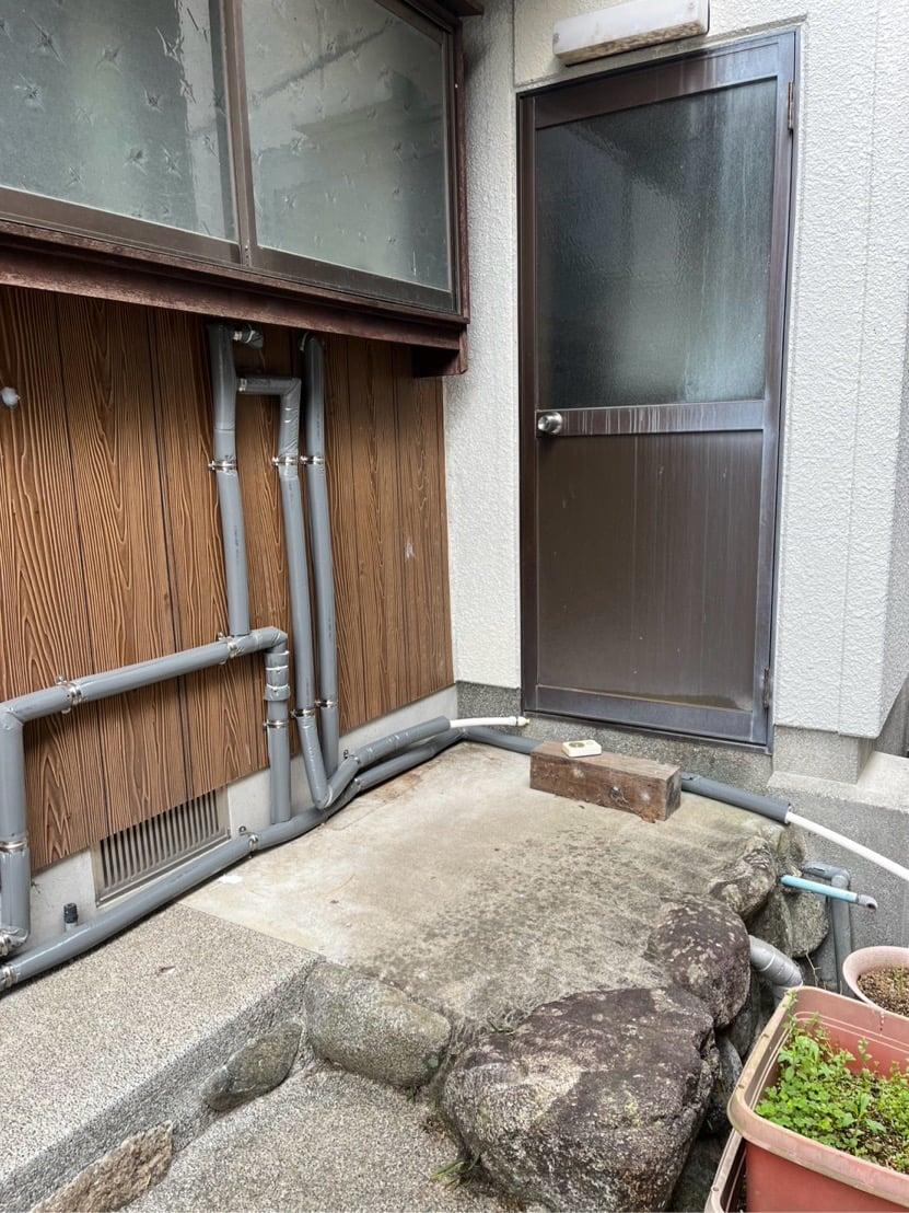 エコキュートは別宅へ移設。電源配線・給水給湯管・架台まで新規でやり直しました
