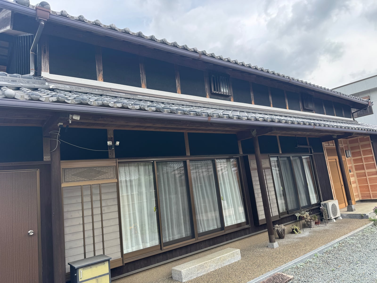 築100年以上、瓦屋根の和風住宅。今回は玄関・2階サッシ・エコキュート・キッチンをまとめて改修しました