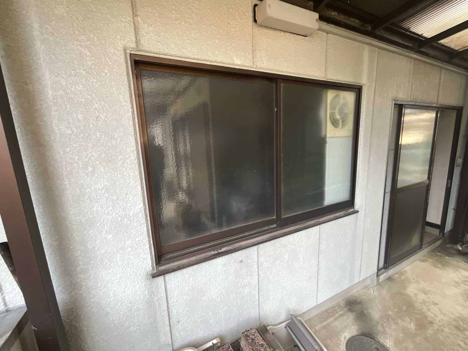 網戸とLIXIL目隠し可動ルーバーを新設する既存サッシ。日射と視線をコントロールするご提案に