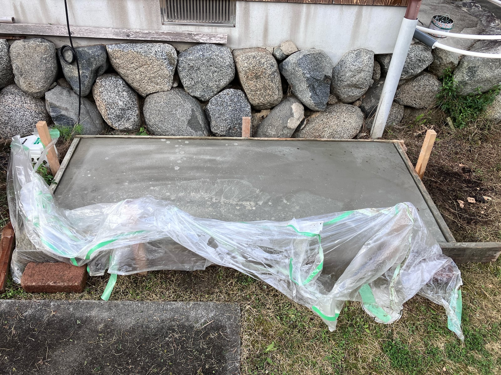 【エコキュート】移設先に新しく架台基礎の土間コンクリートを打設、養生中