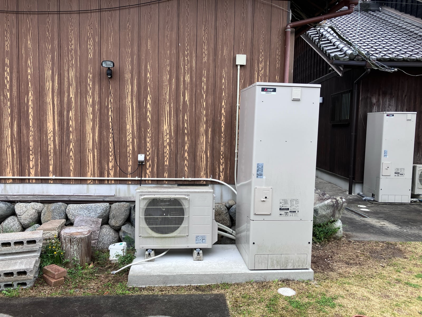 【エコキュート】本体（三菱）とヒートポンプを設置。配管・電源接続もこの工程で