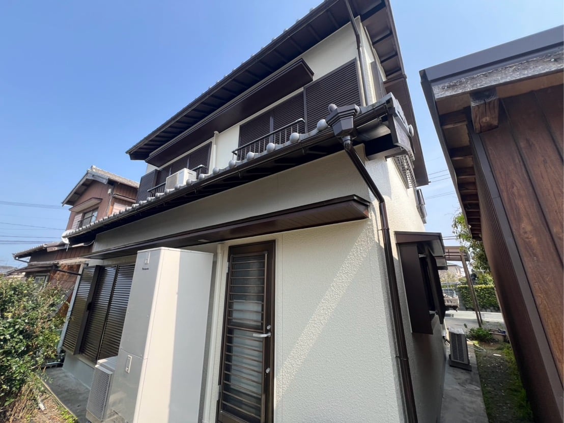 別アングルから。雨戸・破風・軒天もすべて塗装更新しています。