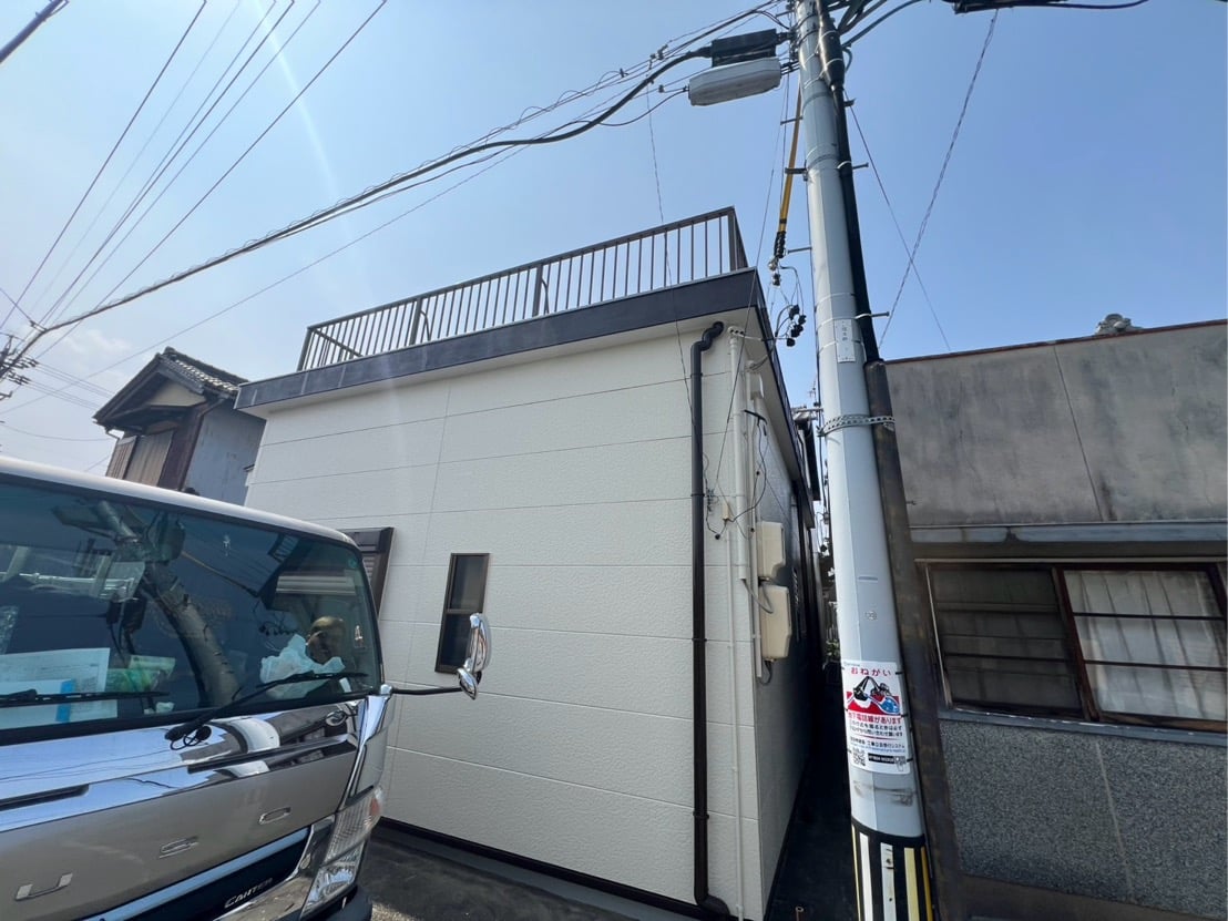 左側面。均一に塗り込んだ外壁で、新築のような清潔感に。