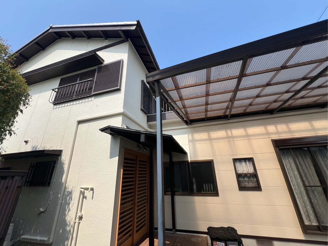 玄関側の仕上がり。付帯部までトータルで美観を統一しました。