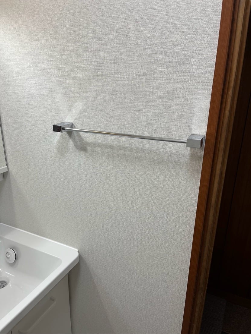 脱衣場のクロスも一新。タオル掛けも合わせて整え、気持ちのいい空間に。