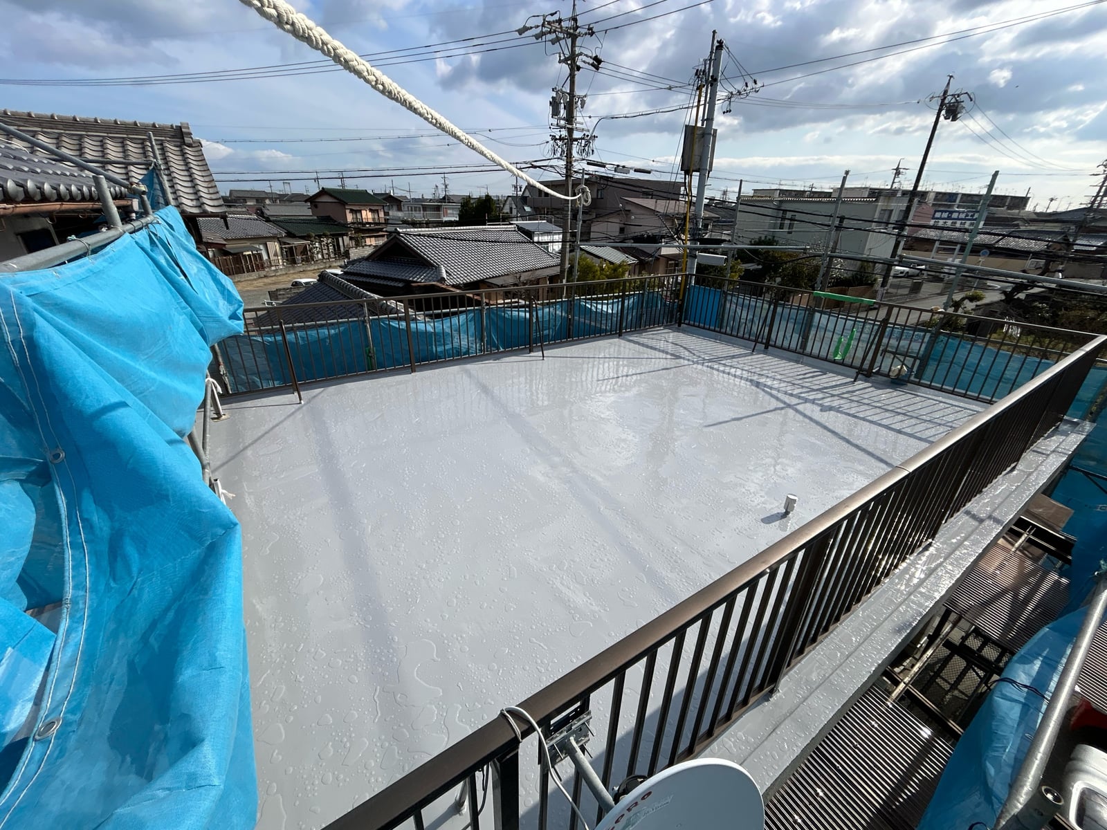 屋上ウレタン防水（通気緩衝工法 X-1）完工。脱気筒・改修ドレン込みで、これから10年単位で安心。