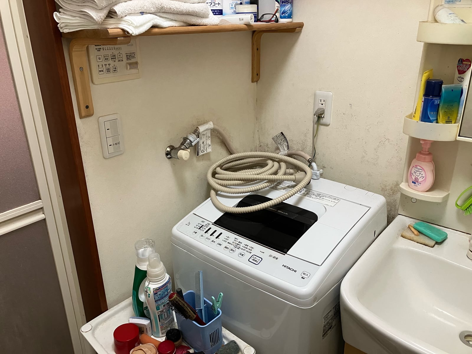 脱衣場まわり。クロスや床も新しくして気持ちのいい空間に変えていきます。