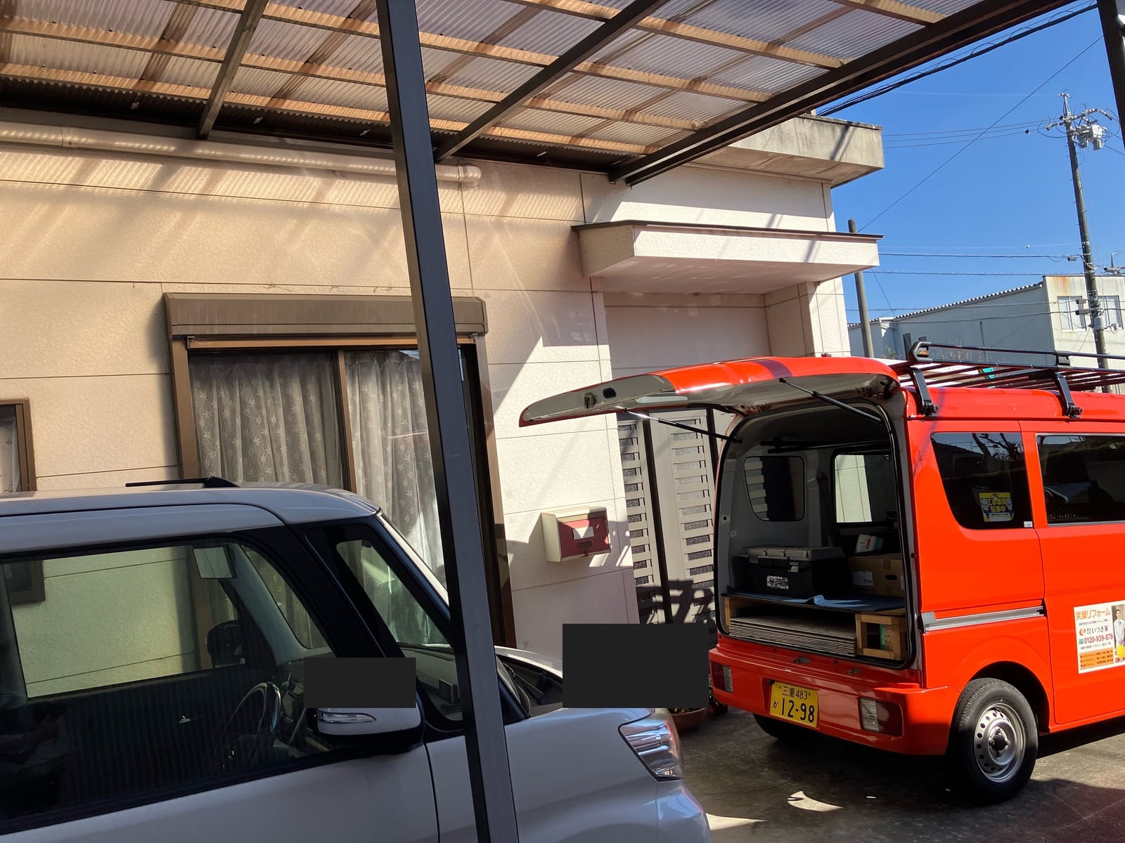 玄関側からの外観。カーポート屋根や付帯部にも年月の積み重ねが見られました。