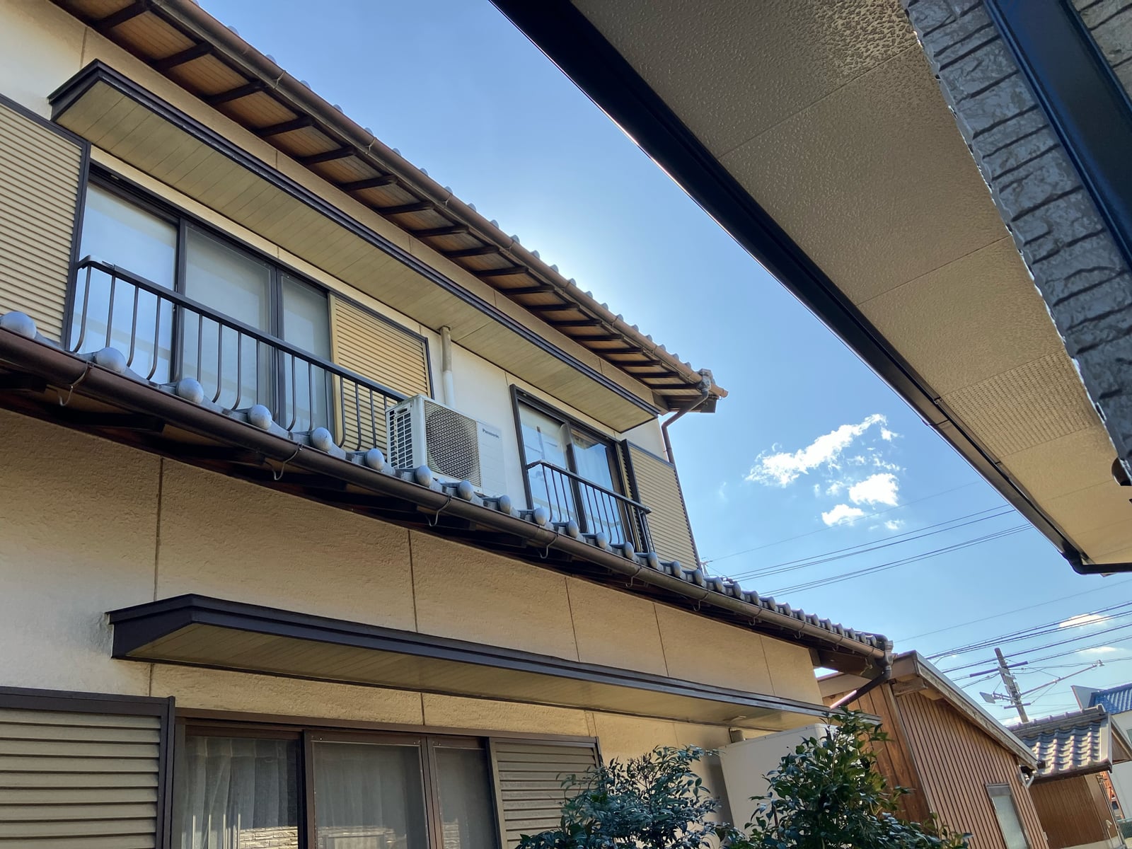 リフォーム前のお住まい。築44年が経ち、外壁の汚れや色褪せが気になり始めていました。