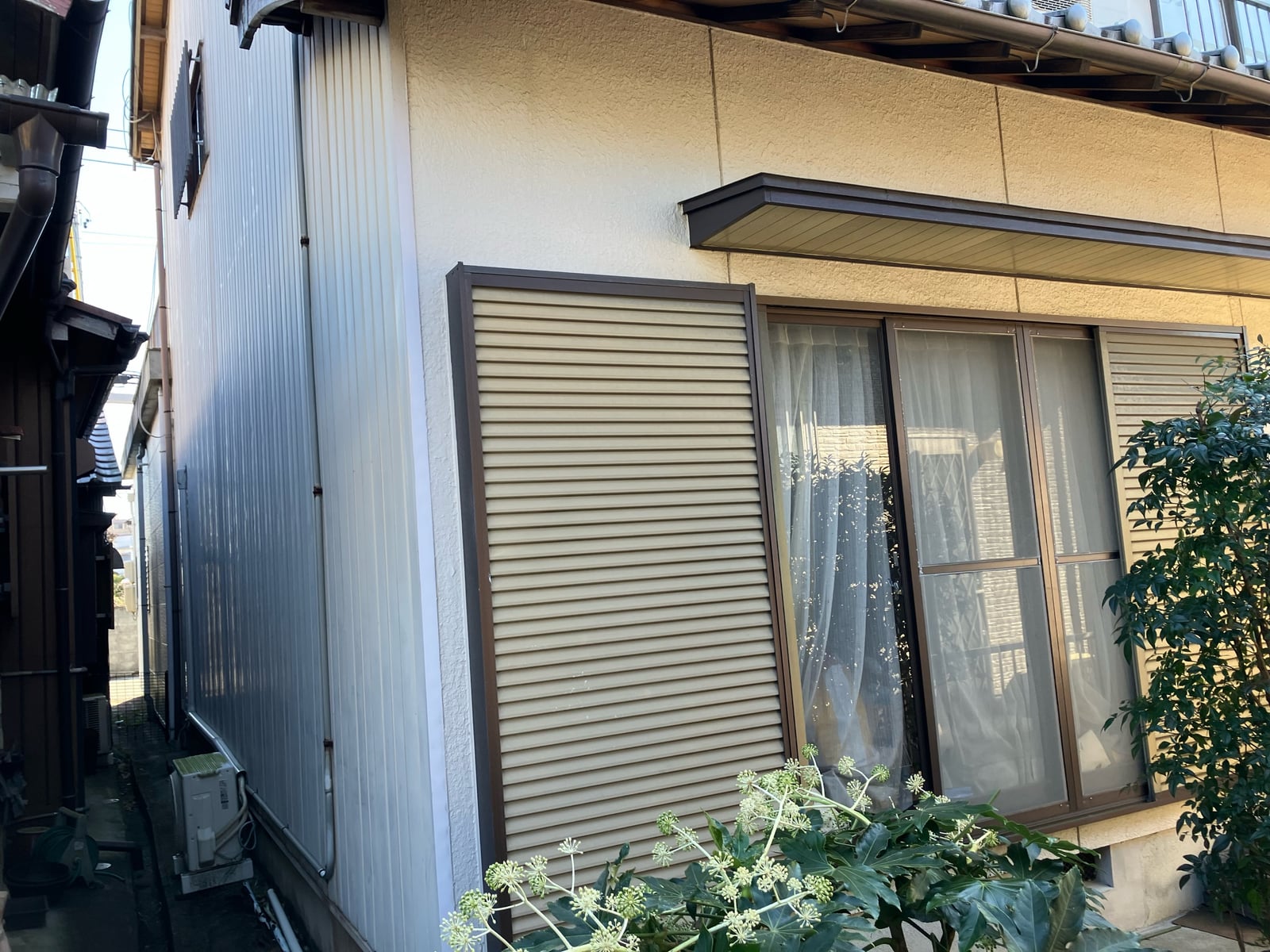 外壁・雨戸・サッシまわりのクローズアップ。経年で色褪せが進んでいました。