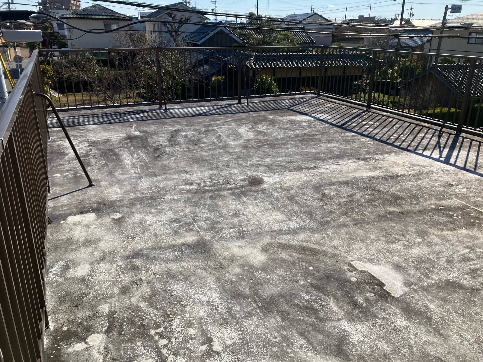 屋上のウレタン防水層。経年で表面が白化し、防水性能の低下が進んでいました。