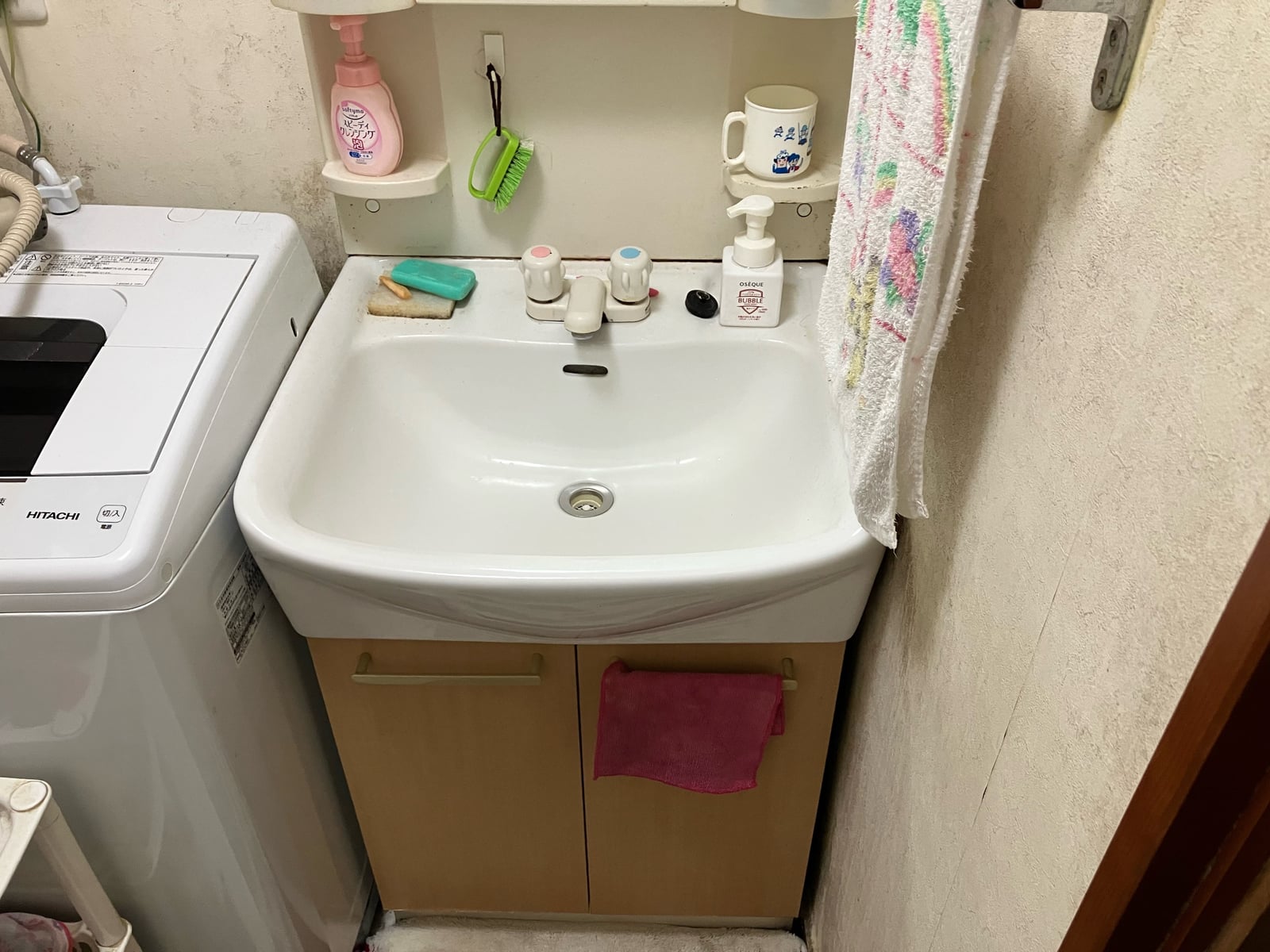 既存の洗面台。長くお使いいただき、使い勝手も悪くなってきていました。