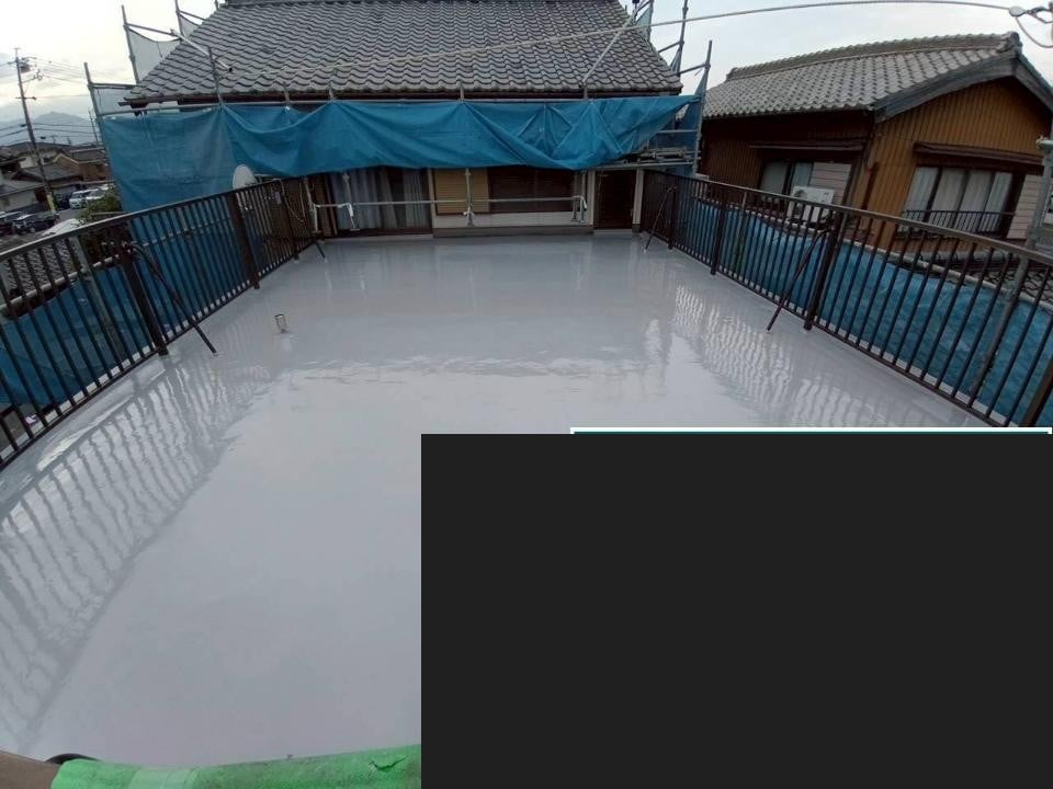 ウレタン防水のトップコートで屋上全面を仕上げ。