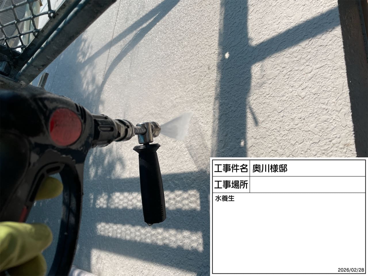 外壁・付帯部の高圧洗浄。塗装に先立ち、長年の汚れをしっかり洗い落とします。