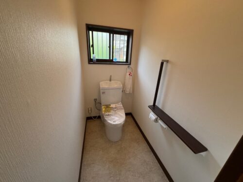 【手すりも取り付けて安全性UP】トイレリフォーム工事