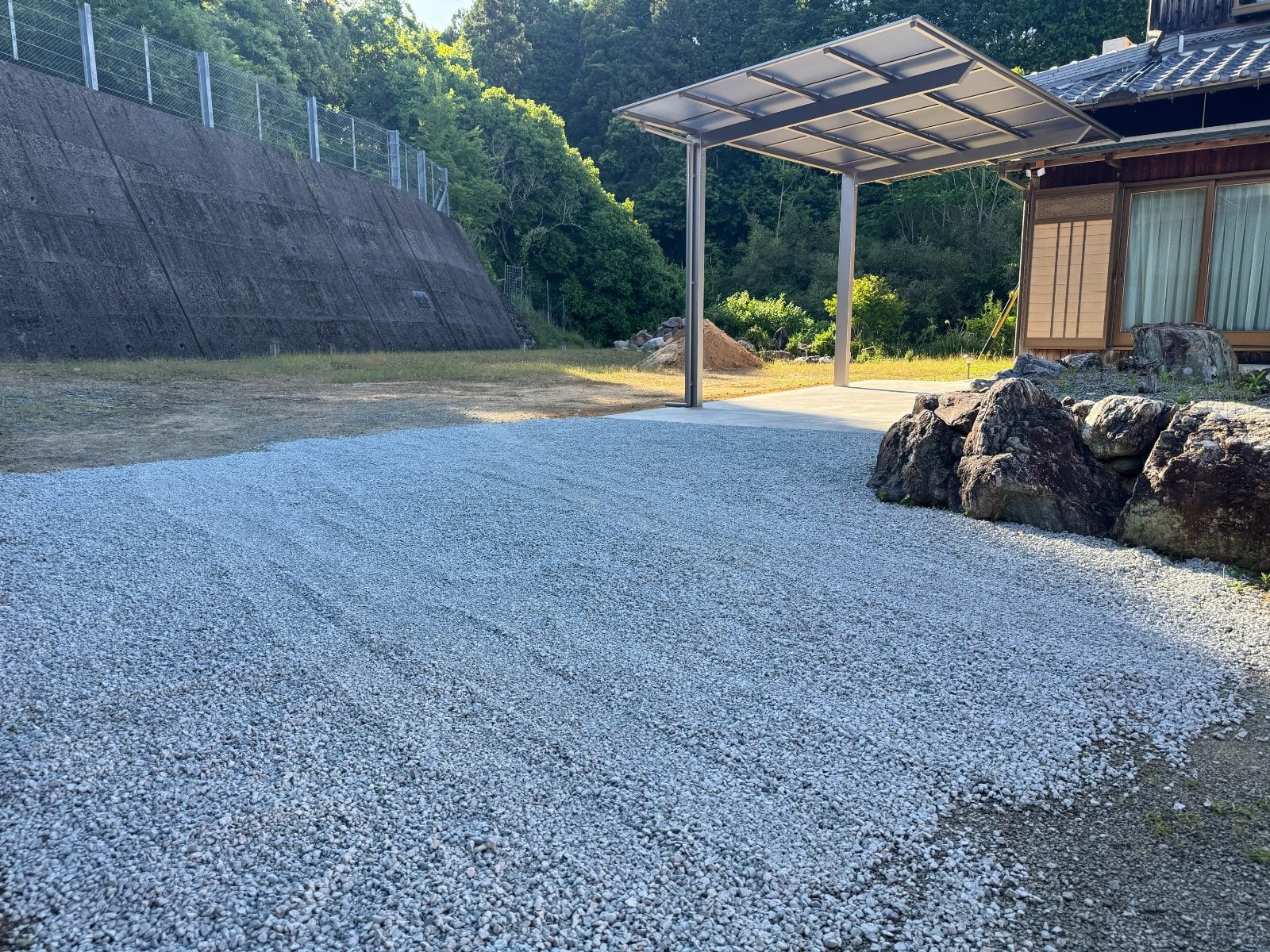 仕上げに砂利敷き。雑草も抑えられ、お手入れもしやすくなります
