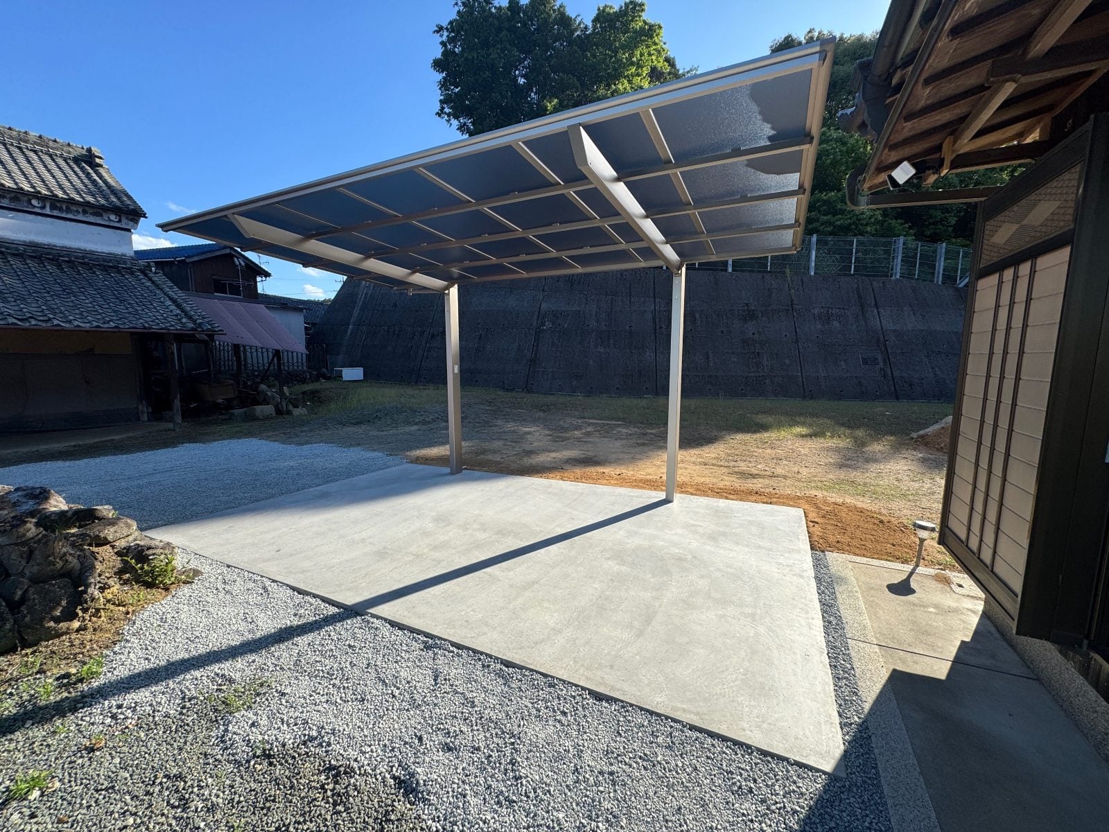 薄型フラット屋根のネスカF。広い土間とあわせて開放感のある仕上がりに