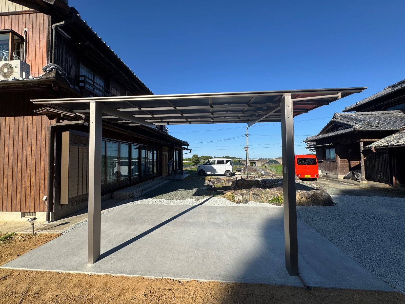 母屋とカーポートの位置関係。乗り降りの動線もスムーズになりました