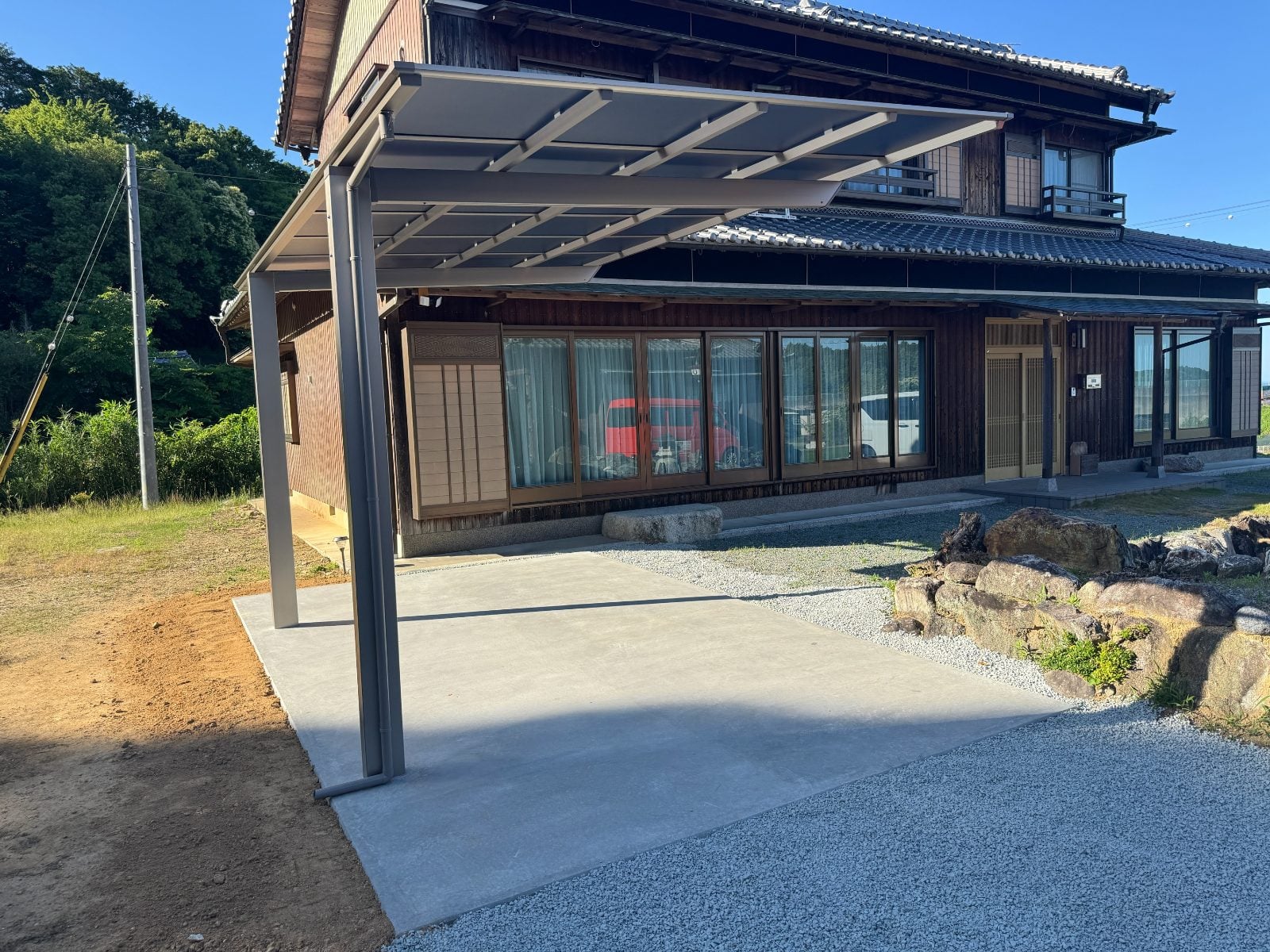 母屋とのバランスもすっきり。和風住宅になじむ落ち着いた色合いです
