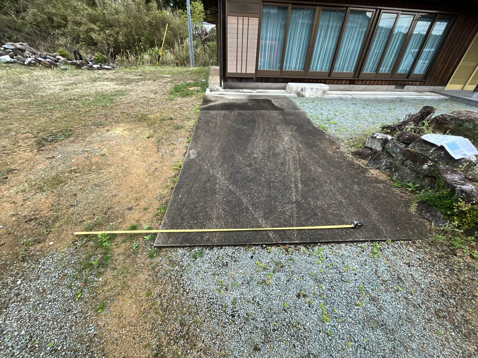 施工前の様子。以前ご自身で打設された土間コンクリート。強度が弱く、ひび割れが気になるとのことでした