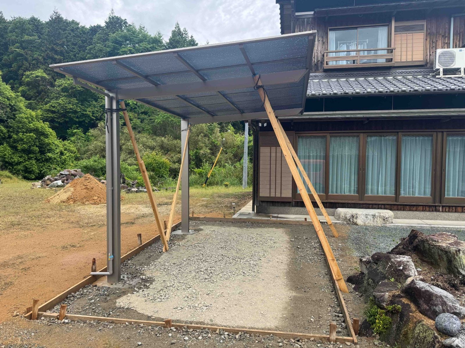 カーポート本体を建方。LIXIL「ネスカF」を設置しました(コンクリート打設前)