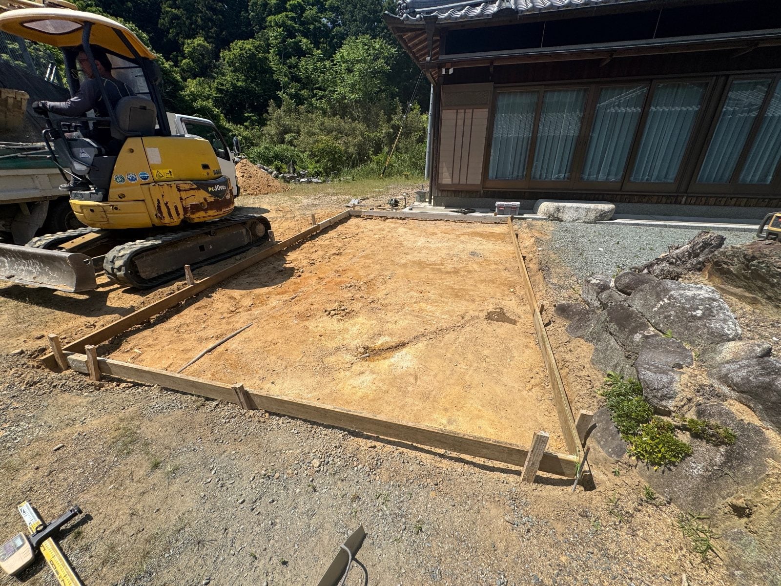 まずは既存コンクリートを斫り・撤去し、重機でスキトリ・整地。新しい土間の下地をつくります