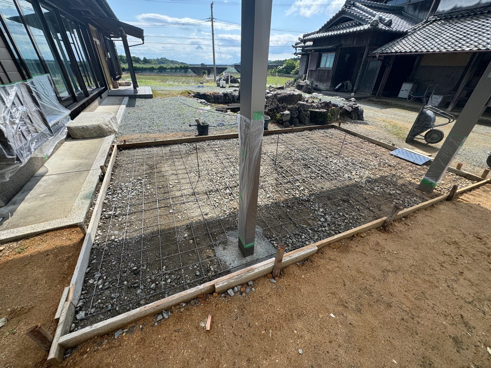 砕石路盤の上にワイヤーメッシュを配筋。割れにくい丈夫な土間に仕上げます
