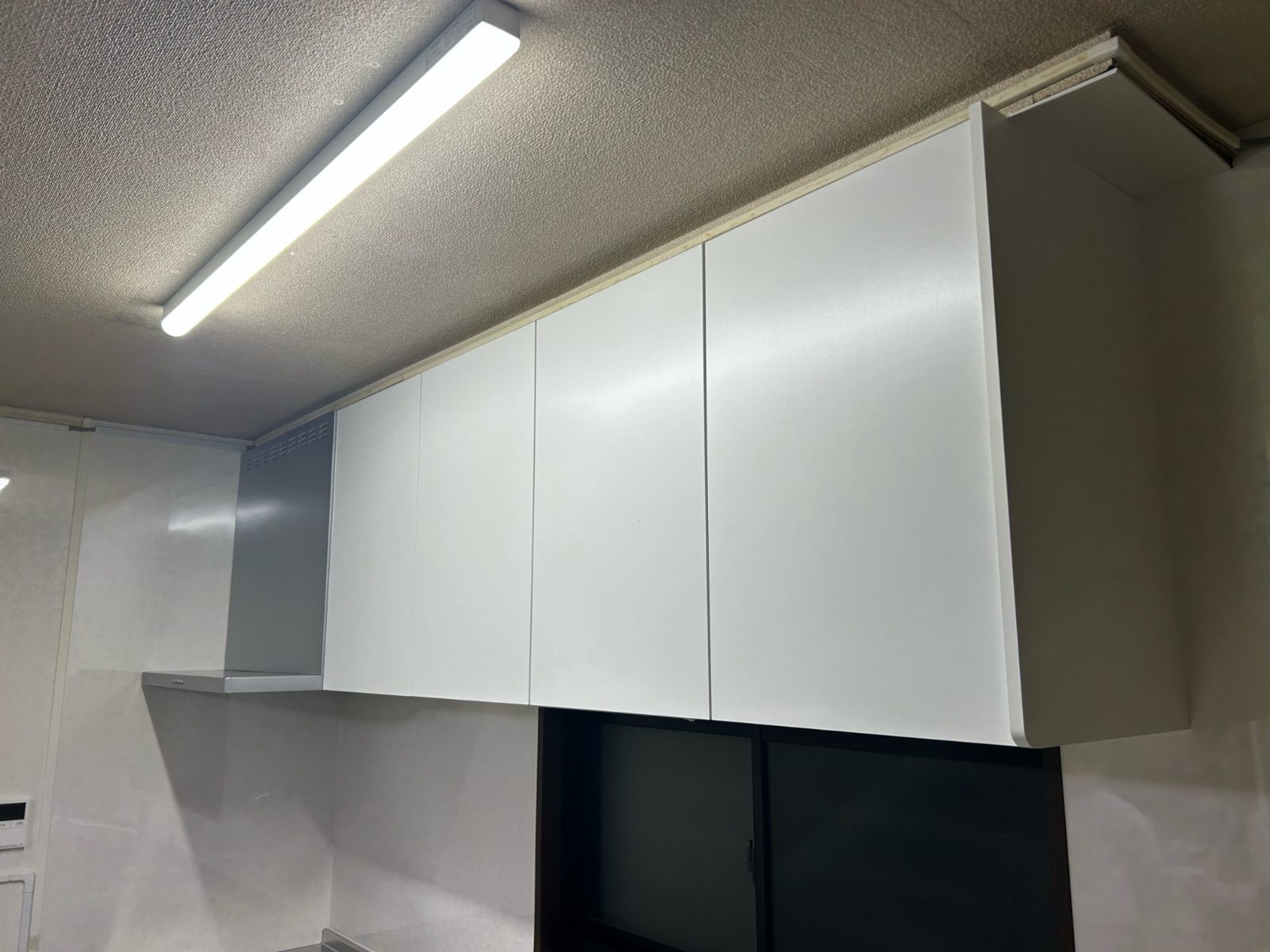 新しい吊戸棚と、コイズミのLED照明(昼白色)。手元まで明るく、収納もたっぷり確保しました