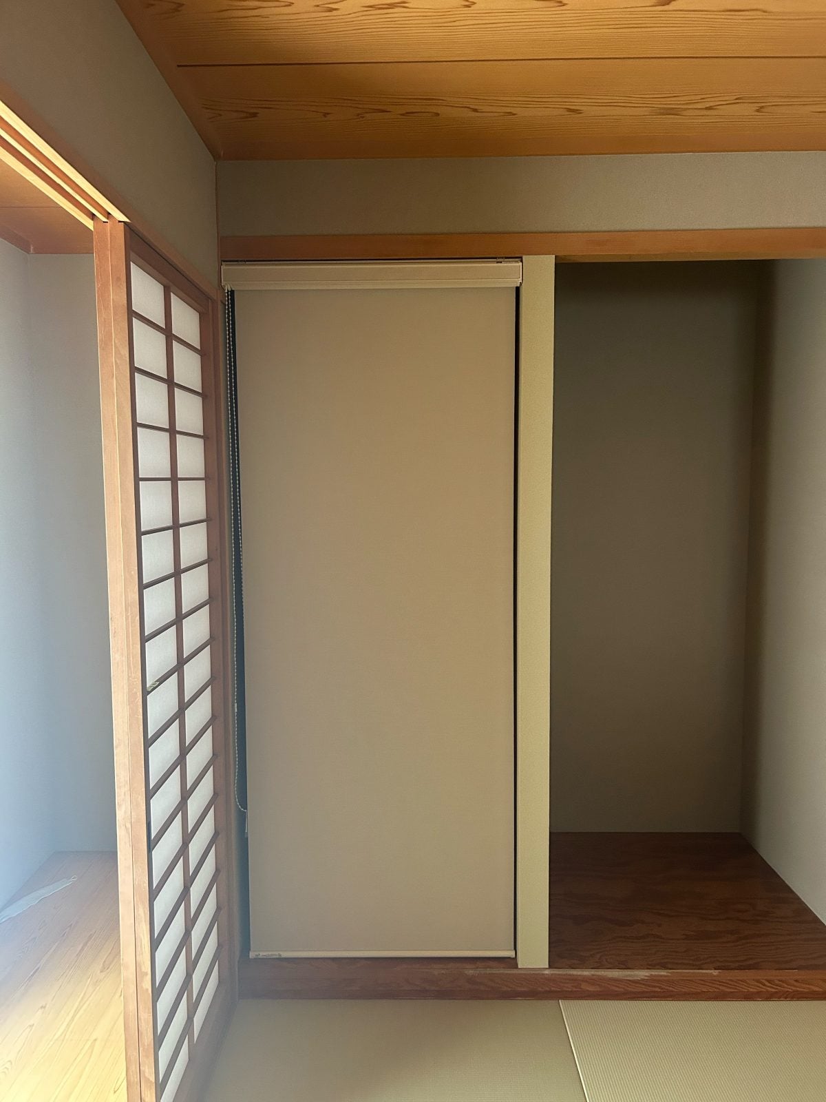 M様邸和室押入れ施工後。ロールスクリーンと新設棚で使いやすく整理された収納空間になりました。