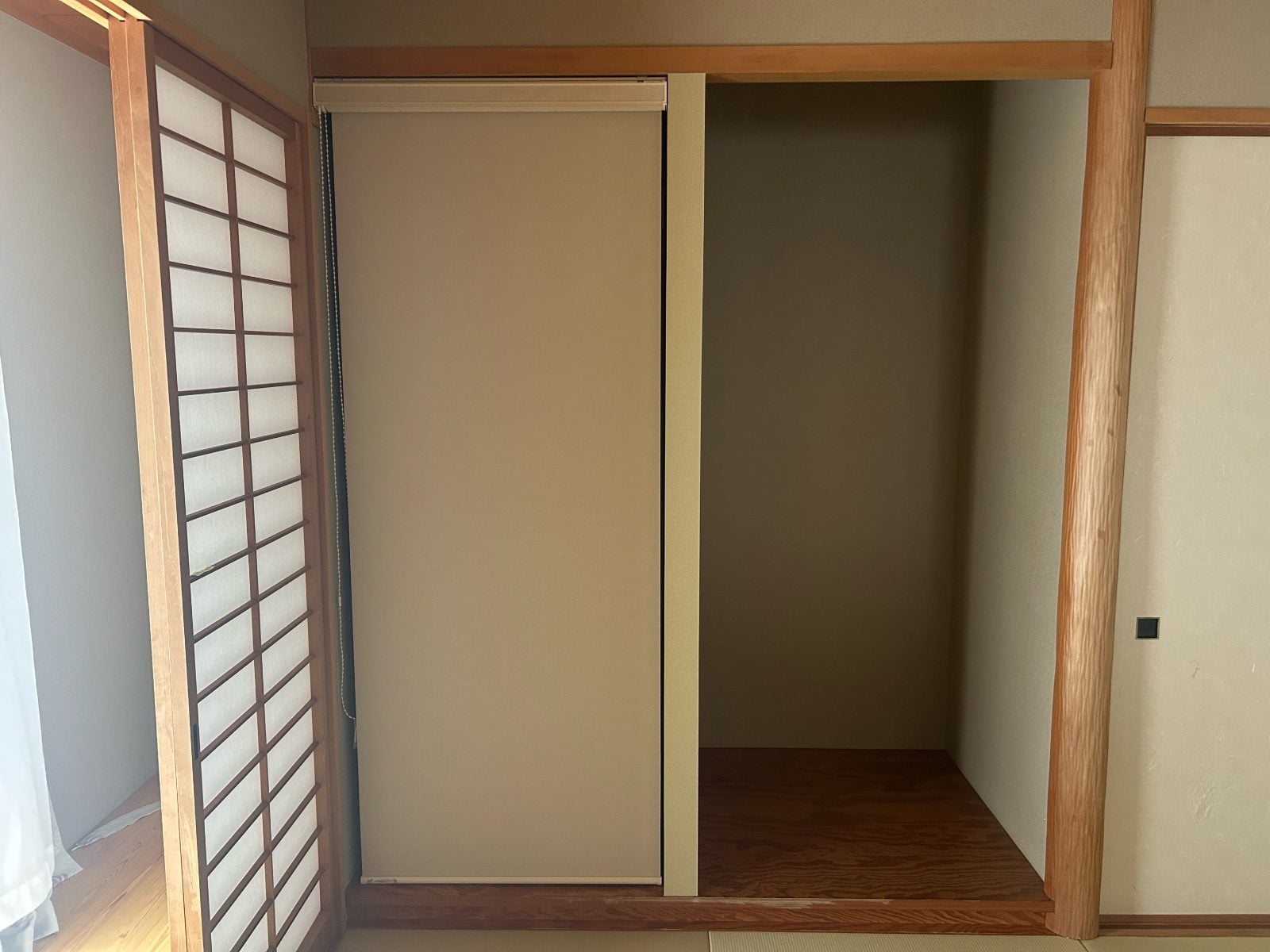 M様邸和室施工後。押入れにロールスクリーンを設置し、すっきりとした収納スペースに仕上げました。